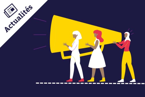 3 femmes avec microphone